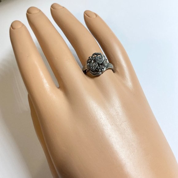 Vintage Heart Ring Size 9 Two Hearts Silver Tone Leaves Flowers Chinese Letter - Picture 3 of 7